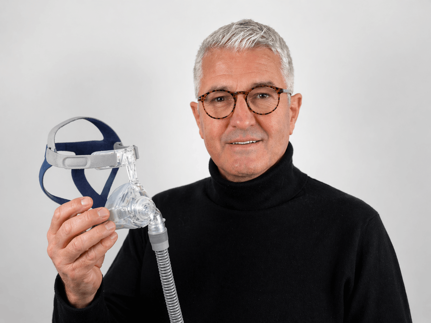 Schlafcoach Nils Traummann hält eine CPAP-Maske – Gastbeitrag zu Schlafapnoe ohne Maske